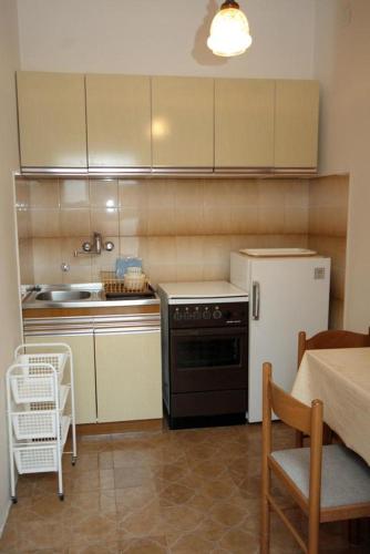 Apartments by the sea Nemira, Omis - 4834