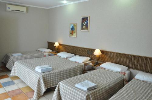 1 queen bed, 3 twin beds