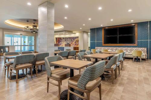 214523087 Cambria Hotel Davenport Quad Cities