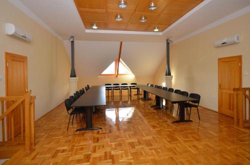 Art Garni Hotel - image 11