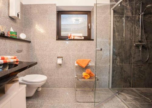 ห้องน้ำ, Ferienwohnung Steinacker am Gerkenstein in นอยอัสเทนแบร์ก