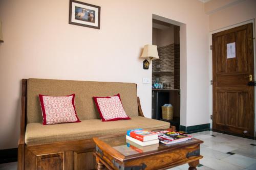 Hotel Arya Niwas - Tap to explore photos