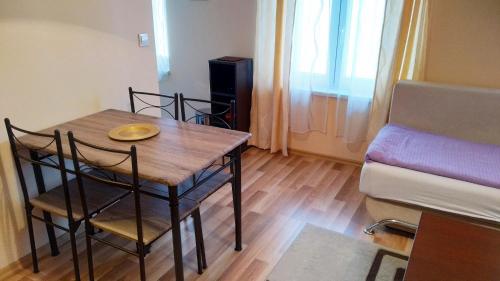 Apartment Mica Old Town - image 2