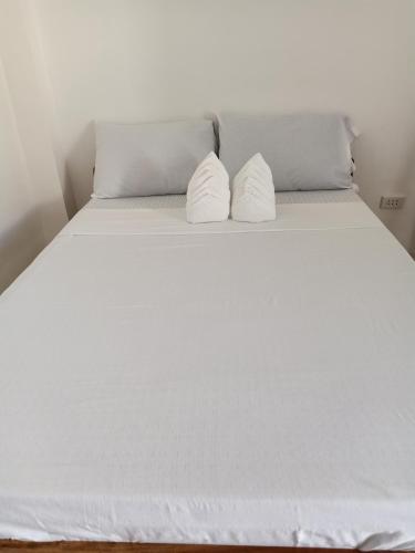  3 ห้องนอน 1 ห้องน้ำส่วนตัว ขนาด 19 ตร.ม. – ซีคุยเจอร์ (RMB GUEST HOUSE) in เกาะซีกีคอร์