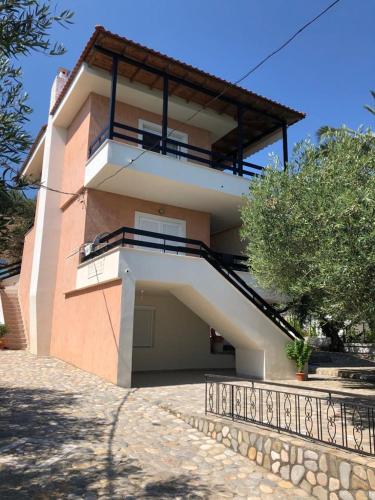 2 bedrooms, 3 beds