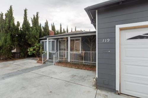 @ Marbella Lane 3BR House in Downtown Redwood City