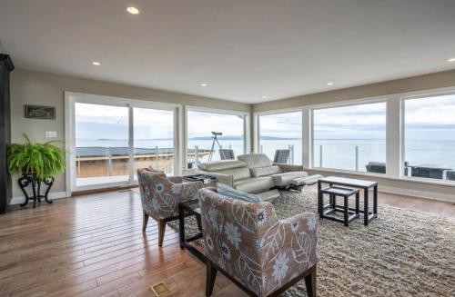 . *10 Mile Point Stunning Oceanfront