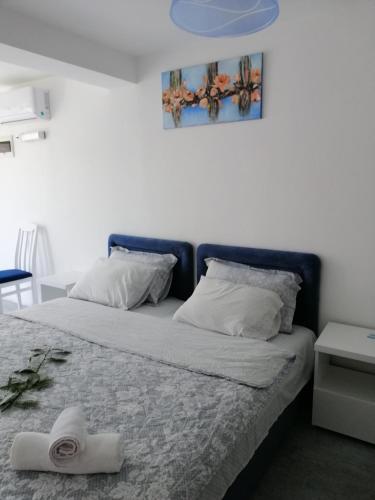2 twin beds