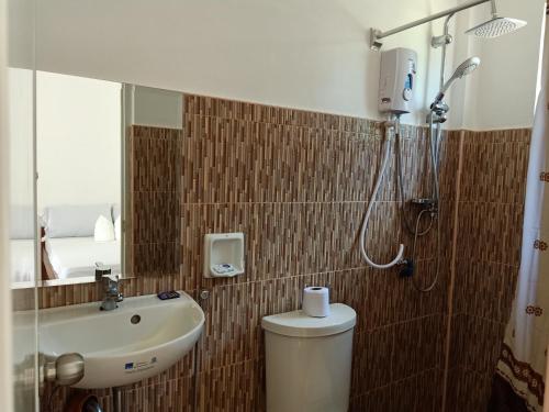  3 ห้องนอน 1 ห้องน้ำส่วนตัว ขนาด 19 ตร.ม. – ซีคุยเจอร์ (RMB GUEST HOUSE) in เกาะซีกีคอร์