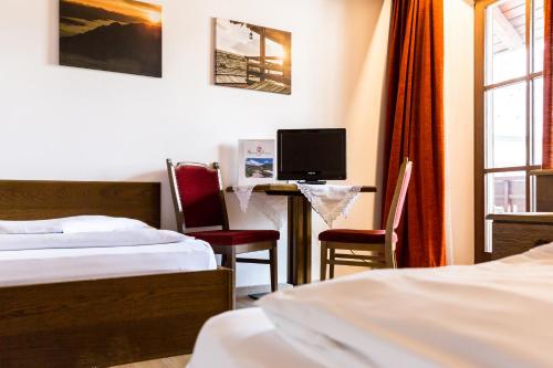 Hotel Weisses Lamm Room Type - Standard Room with Two Separate Beds