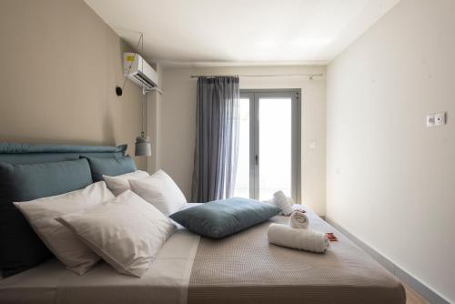 Kalamata Center Ground Floor 2BR Apt with Small Yard & 1Gbps Fiber - image 3