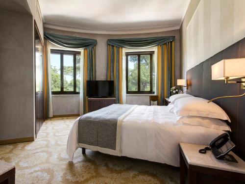 1 king bed, 1 twin bed
