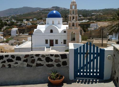  Santorini Caves in Mesariá