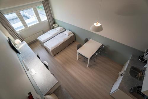 3 twin beds, 2 futon beds