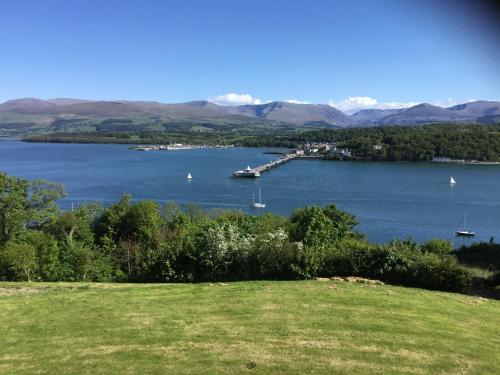 Coed y Berclas guest room, wonderful view Menai Bridge