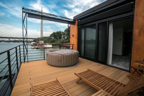 ระเบียง/ชานเรือน, FLOW in ชุการิกา