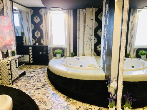 Golden Pearl - jacuzzi top center luxury apartment, Sofía