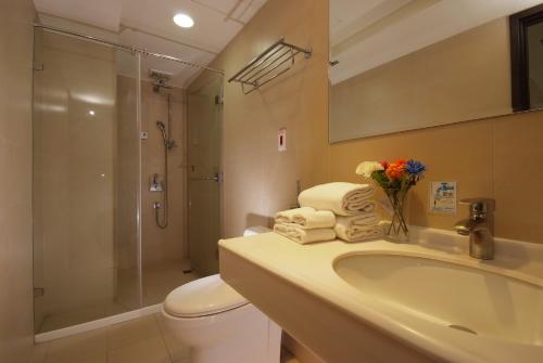 Deluxe Twin Room image 3
