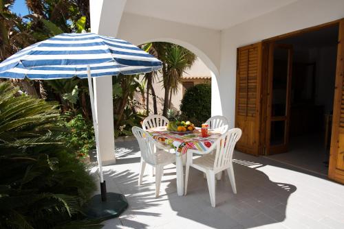 ระเบียง/ชานเรือน, Two room apartment near the beach in โรกานา