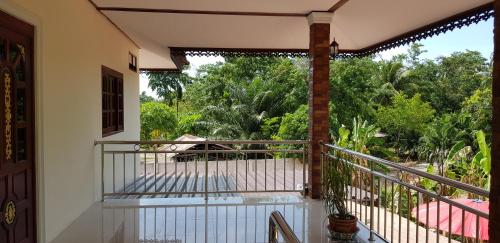 수랏타니 Khwahol Guesthouse 4성급 호텔 수영장