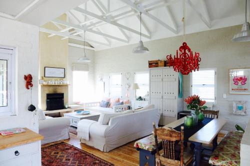 The Crowded House photo 1
