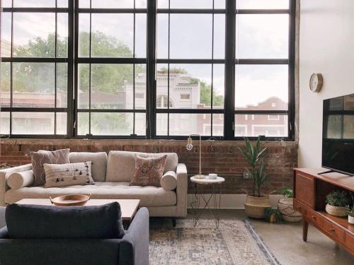 Sunny Loft w/ View of Gay St 