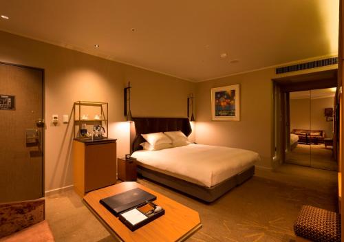 Deluxe Double Room B with Dinner and Breakfast with Club Lounge Access - Non-Smoking