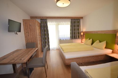 1 queen bed, 1 sofa bed