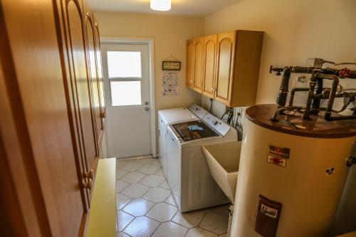 250 Albatross Street - image 4