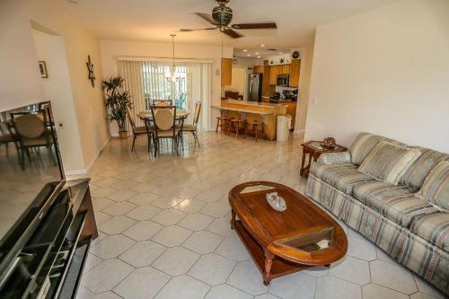 250 Albatross Street - image 5