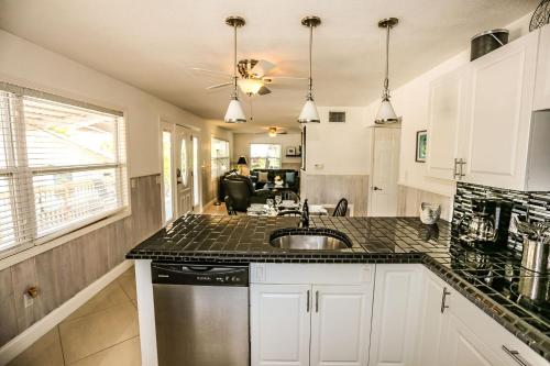 2553 Cottage - main image