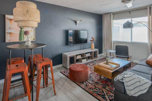 Sleek 2BR Phoenix Townhome by WanderJaunt - image 3