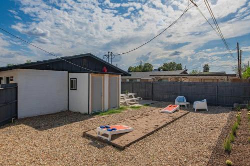 Sleek 2BR Phoenix Townhome by WanderJaunt - image 9