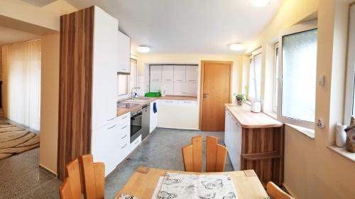 廚房, A Spacious 3 Bedroom Apartment in Bad Abbach/Regensburg in 巴特阿巴赫