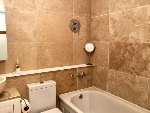 Garrard's Retreat - 1 Bedroom with marble floors & patio - image 9