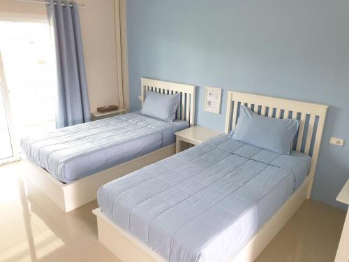 2 twin beds