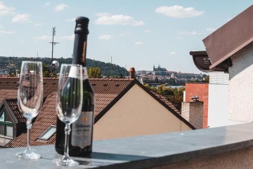 POINT flat, beautiful view from terrace to Prague Castle, Praha (fotografie 2)