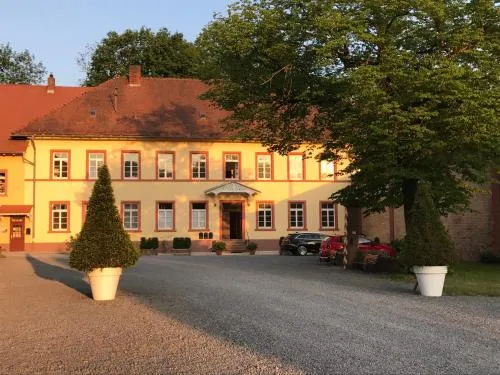 Elegantes Gästeapartment Verano in Schloß und Hofgut Langenzell in Wiesenbach, Deutschland