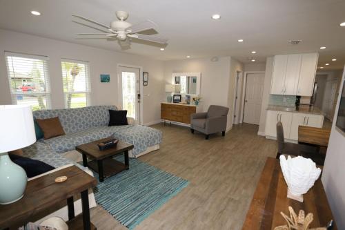 44 Fairview Blvd. - M - image 4