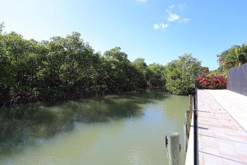 44 Fairview Blvd. - M - image 6