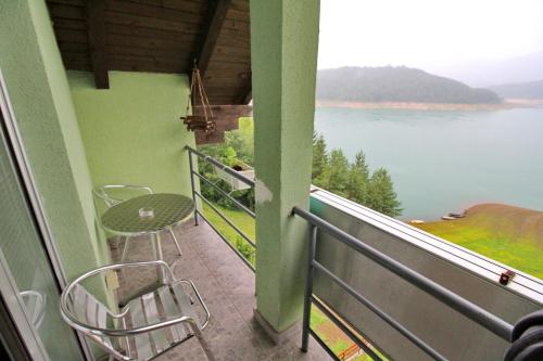 Apartment with Lake View