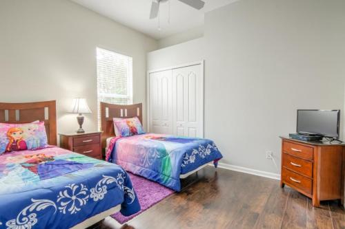 5 Star Surprise! No Rear Neighbors In Pool Area! Home - image 7