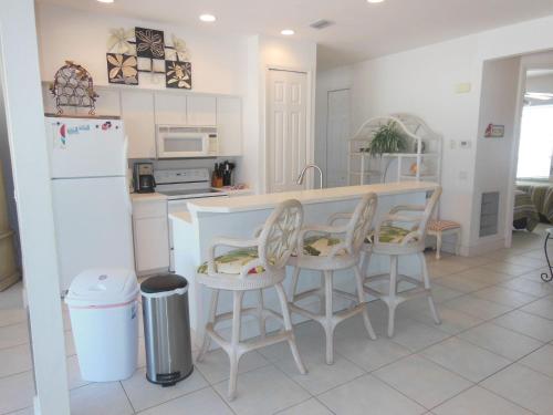 5400 Estero Blvd. - image 7