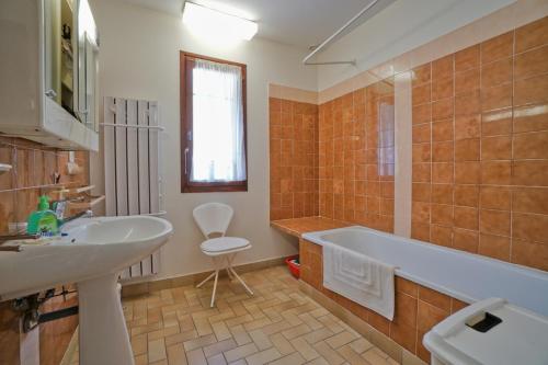 Grottes 2 Beautiful individual house with a garden Lake view
