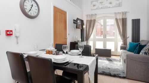 Apartment 4 The Keyes- Stunning & Stylish Apartment With Free Parking - image 4
