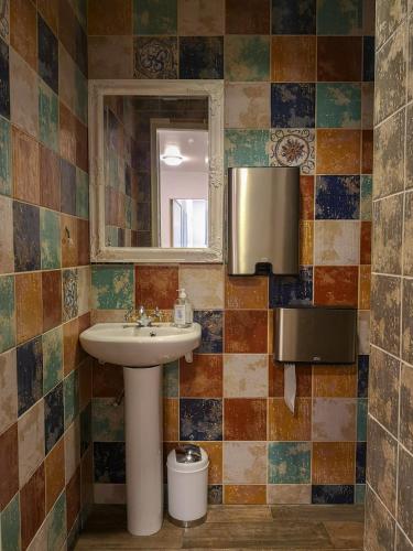 room detail thumbnail 2