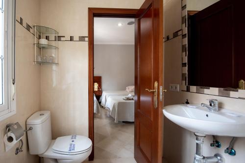 Hostal La Muralla - image 4