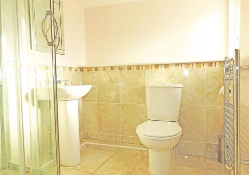 Bury Villa - 7 bedrooms sleeping 19 guests - image 3