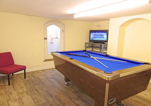 Bury Villa - 7 bedrooms sleeping 19 guests - image 12