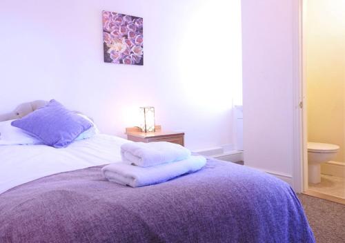 Bury Villa - 7 bedrooms sleeping 19 guests - image 5